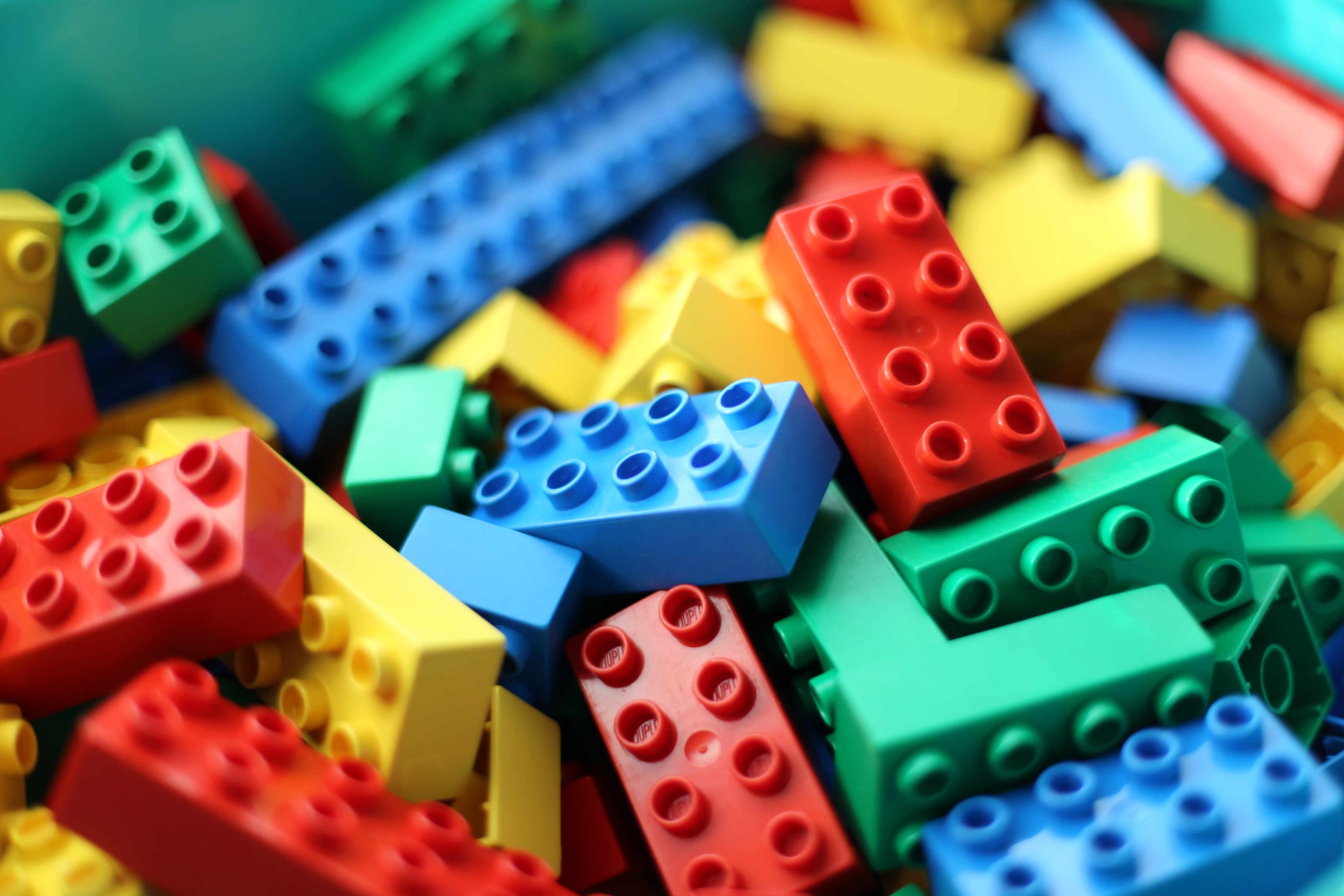 Used Lego Duplo Bricks by Arto Alanenpää is licensed under CC BY-SA 4.0 (https://commons.wikimedia.org/wiki/File:Lego_dublo_arto_alanenpaa_5.JPG)